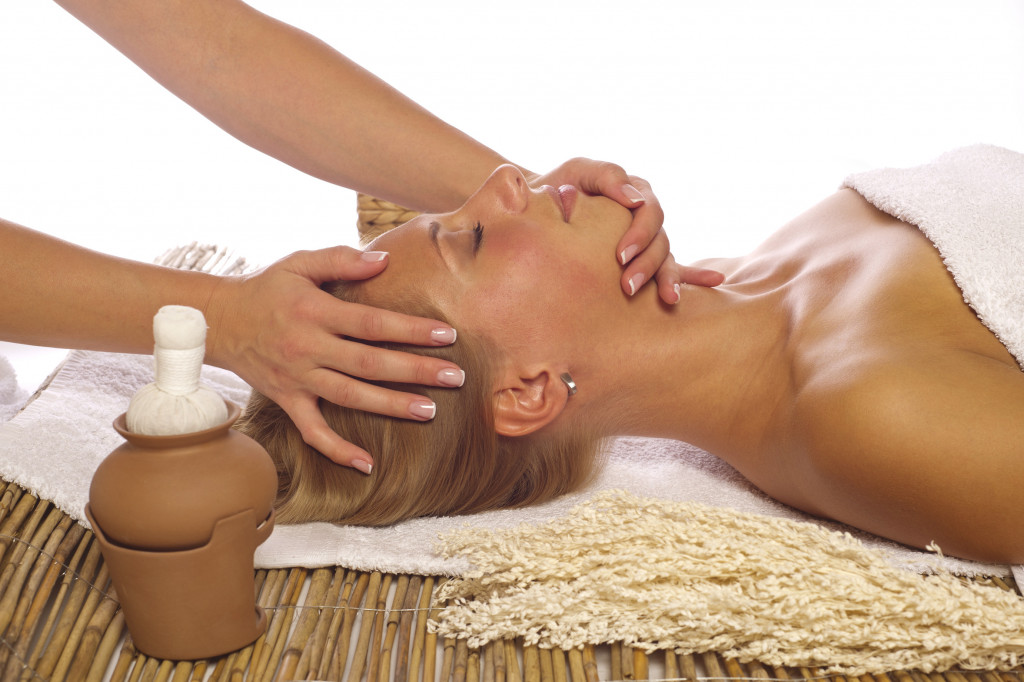 GESICHTSMASSAGE